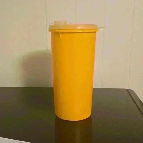 Vintage Tupperware- Yellow  Handolier 261-5 with clear seal 563-2 - Picture 1 of 5